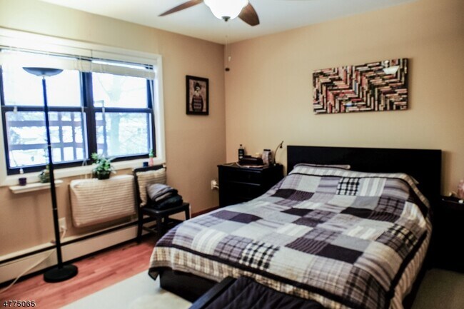 Primary Photo - 10 Colonial Dr