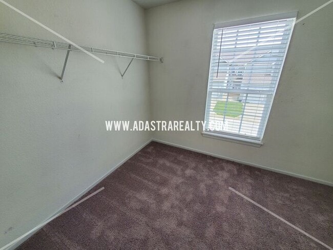 Building Photo - Spacious Townhome in Piper School District...