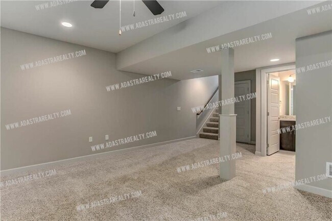 Building Photo - Like New Blue Valley Townhome-Available NOW!!