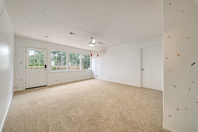 Building Photo - 16326 Heatherdale Dr