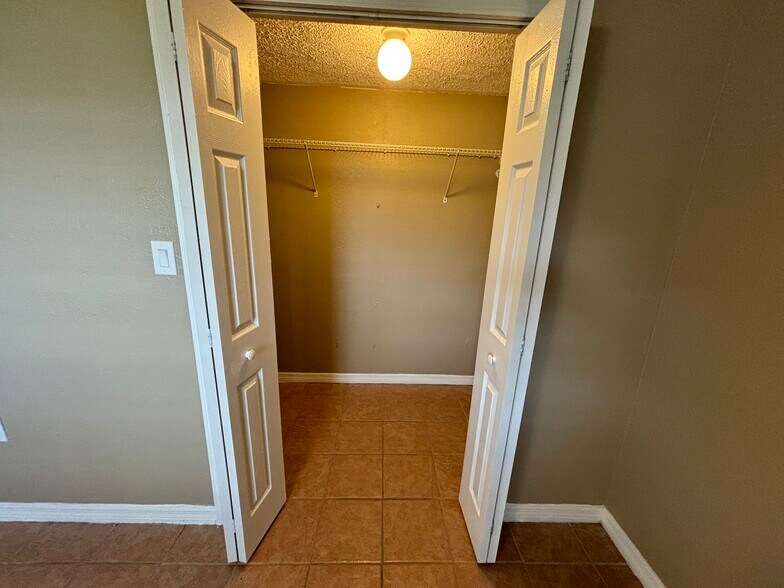 Building Photo - 1207 W Pierce St