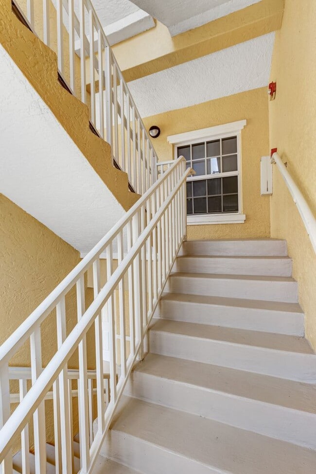 Building Photo - ** BOTANICAL PLACE ** 3 BED / 2 BATH - CON...
