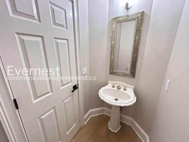 Building Photo - 5 Bed/3.5 Bath Home with Garage /Available Now!