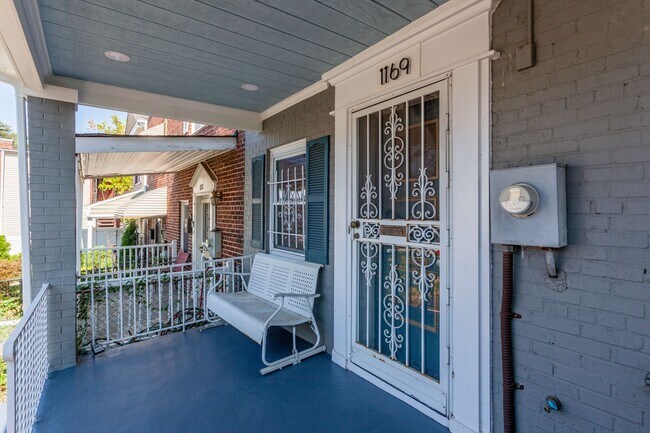 Building Photo - Trinidad Rowhome | 2 Bed | 1 Bath | 800 Sf | Large Fenced-In Front Porch & Fenced-in Backyard | 2...