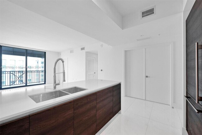 Primary Photo - 301 Altara Ave