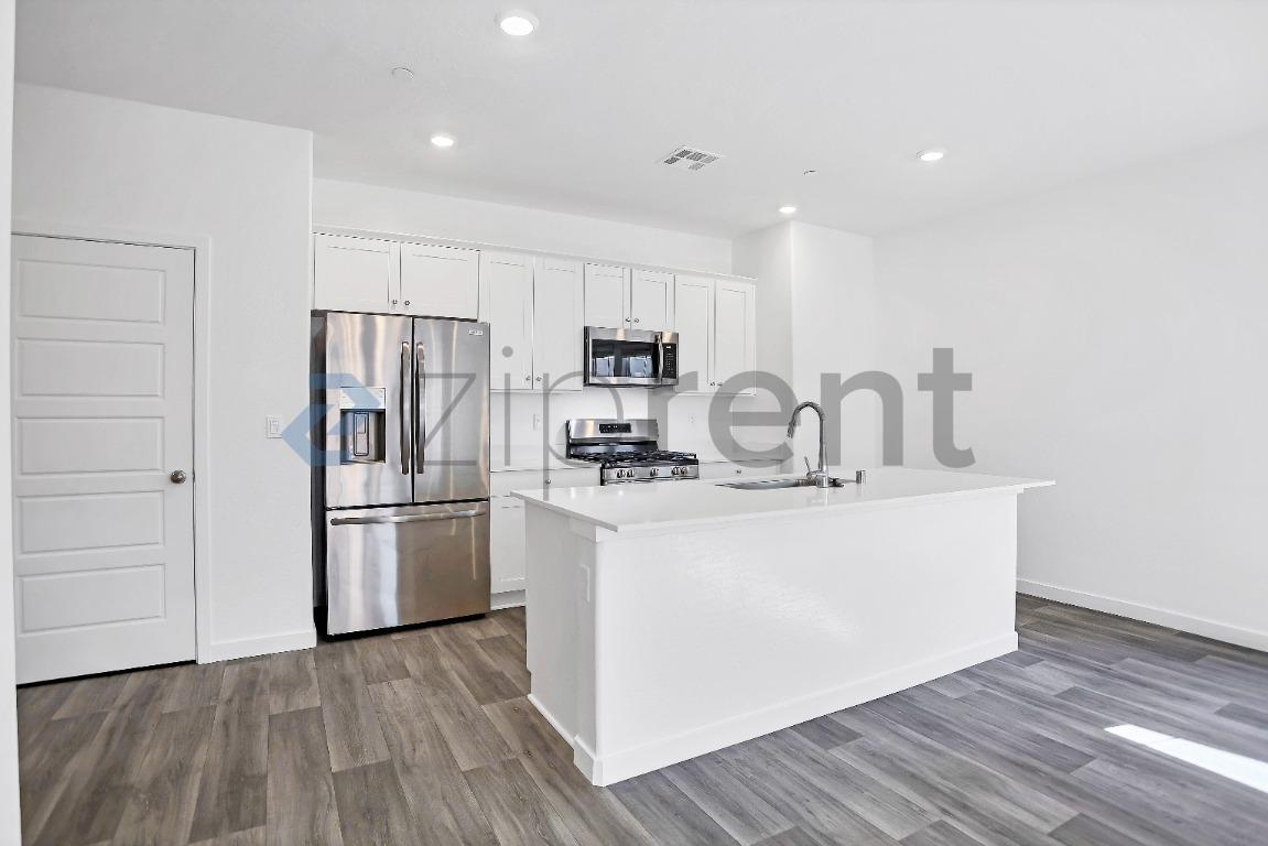 Building Photo - 6173 E Robinson Ave