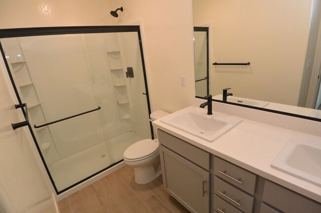 Building Photo - Almost Brand New 4 bedroom home in great South East Visalia neighborhood with Solar