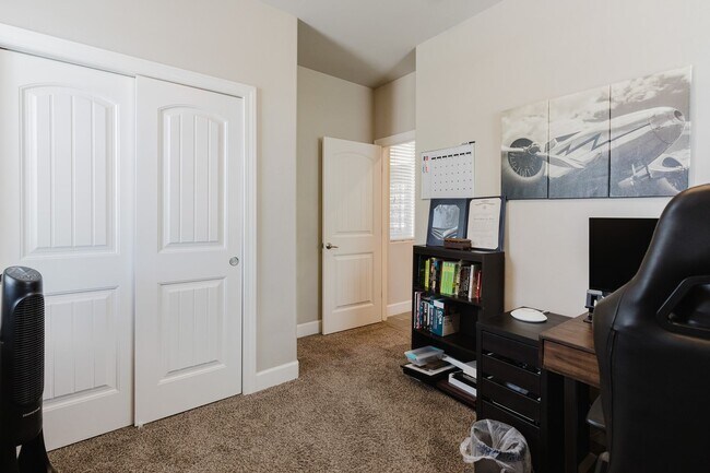 Building Photo - Spacious 3 Bedroom 2 Bath Home with 3-Car ...