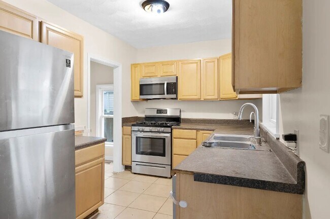 Building Photo - Spacious 5BR Home with Fenced Backyard in Norfolk