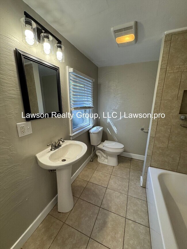 Building Photo - Three Bedroom Home - Walking Distance to G...