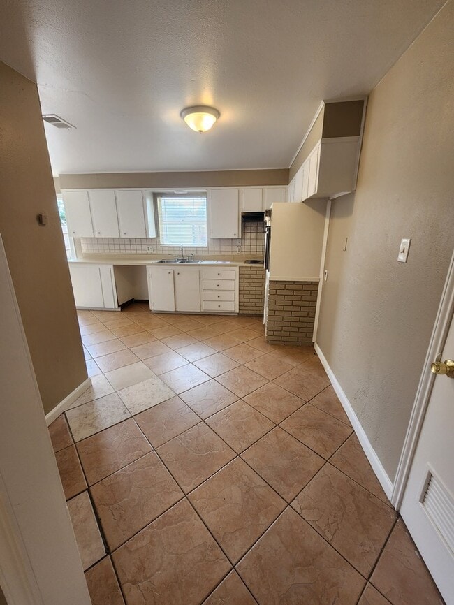Building Photo - 3 bed 2 bath home, move in ready!