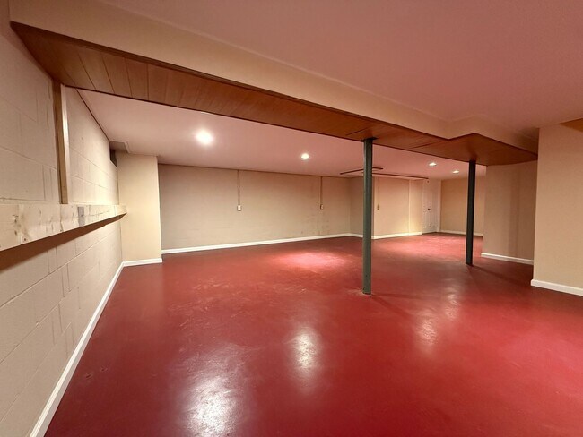 Building Photo - Private and Serene Beauty