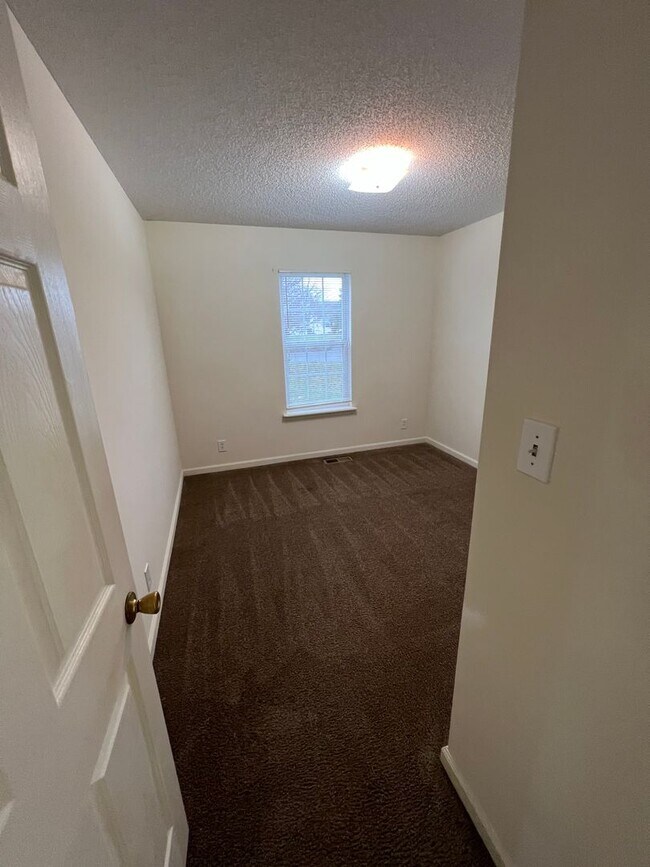Building Photo - Available home in Cozy Caul-de-sac