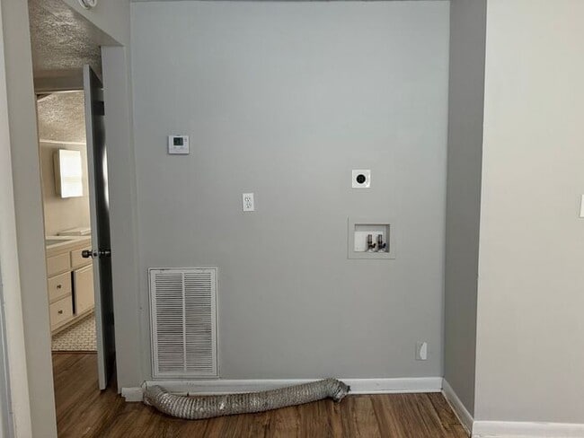 Building Photo - Cottage Style Home Super Close to Downtown!