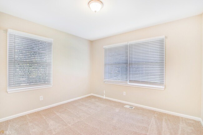 Building Photo - 3661 Collins Dr