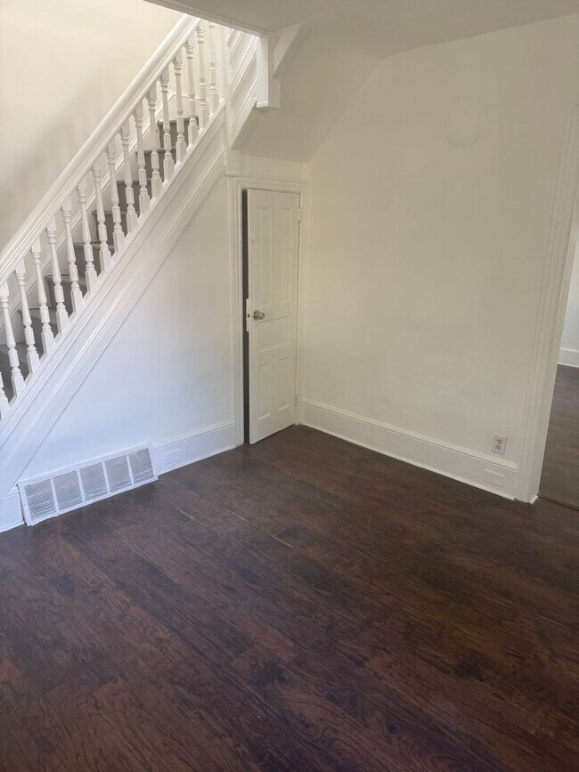 Building Photo - Charming 2 bedroom 1 bathroom, recently re...