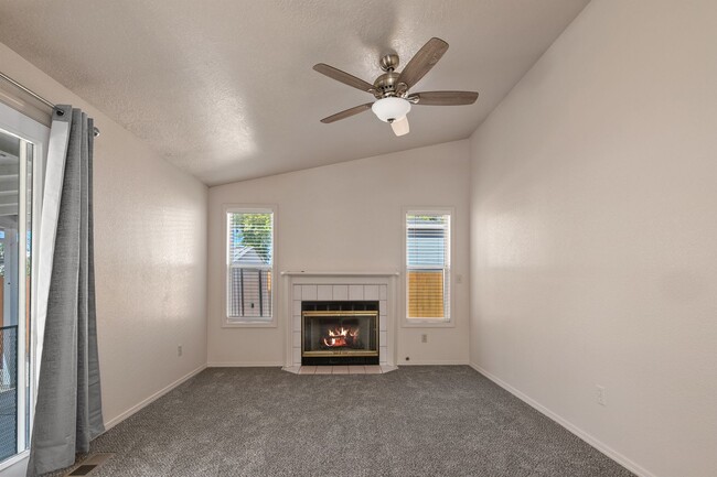 Building Photo - Lovely 3 Bedroom 2 Bath, 1350 Square Foot ...