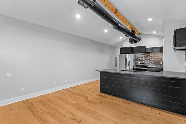 Building Photo - 944 Brent St