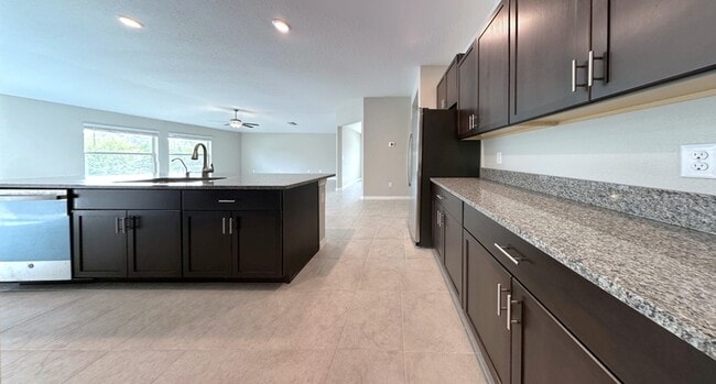 Building Photo - 376 Rain Berry Ave