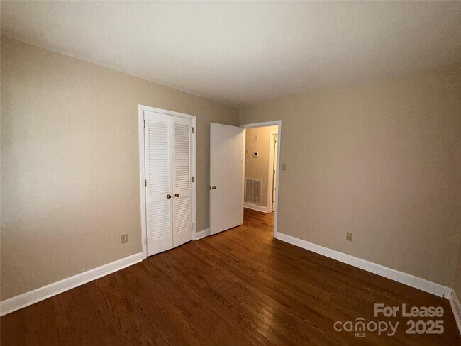 Building Photo - 925 Perth Rd