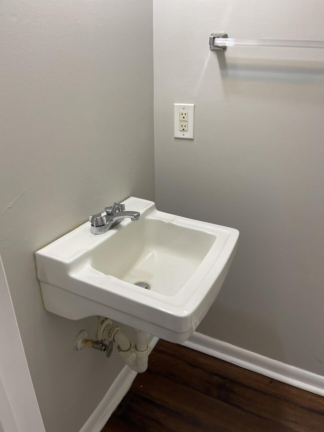 Building Photo - 1805 Tall Pines Cir