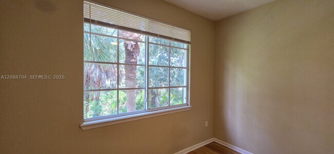 Building Photo - 2212 Myrtlewood Cir E