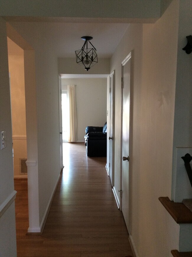 Building Photo - Spacious Townhouse Recently Updated