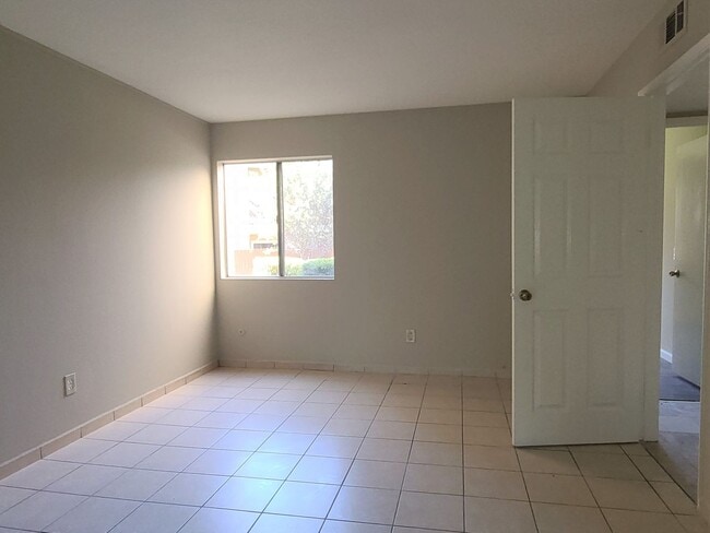 Building Photo - 475 N Midway Dr
