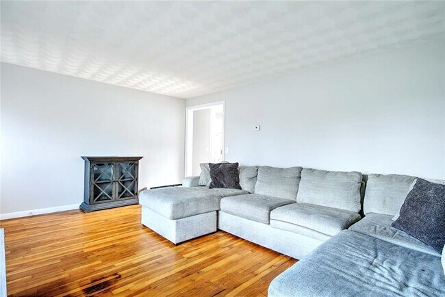 Building Photo - 138 Youngs Ave