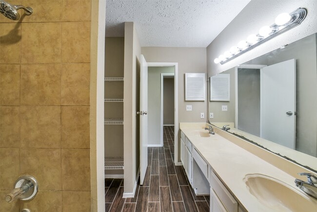 Building Photo - 10036 Woodico Dr