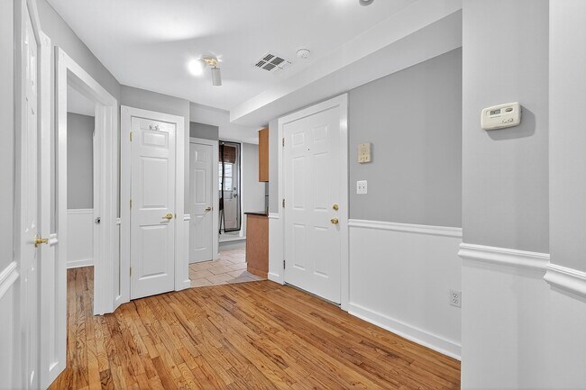 Building Photo - 319 Monmouth St