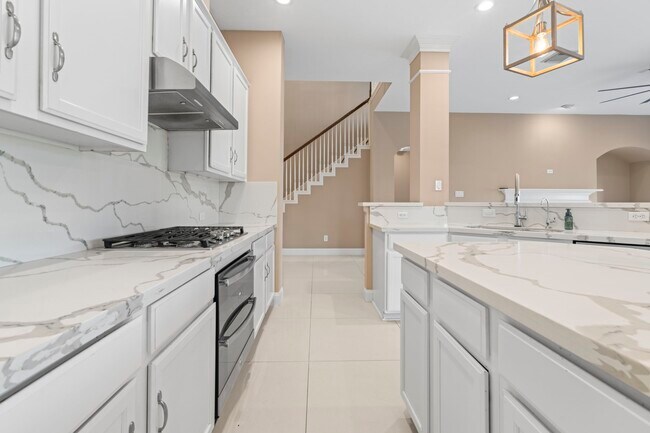 Building Photo - 10011 Lakeside Gables Dr