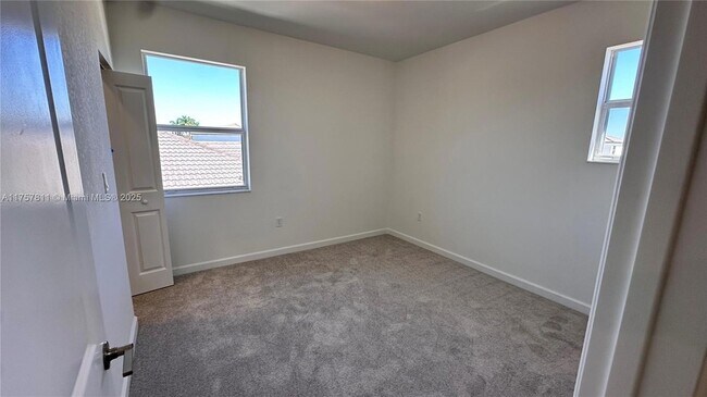 Building Photo - 2760 SE 23rd Ave