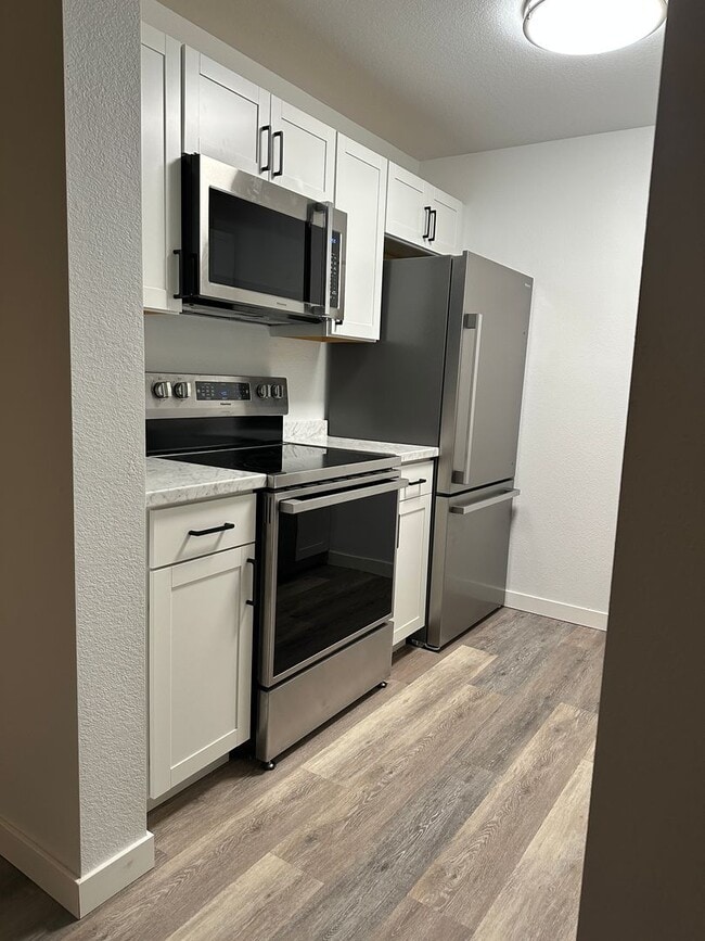 Building Photo - Newly Remodeled, 1 Bed/1 Bath Garage/Washer/Dryer