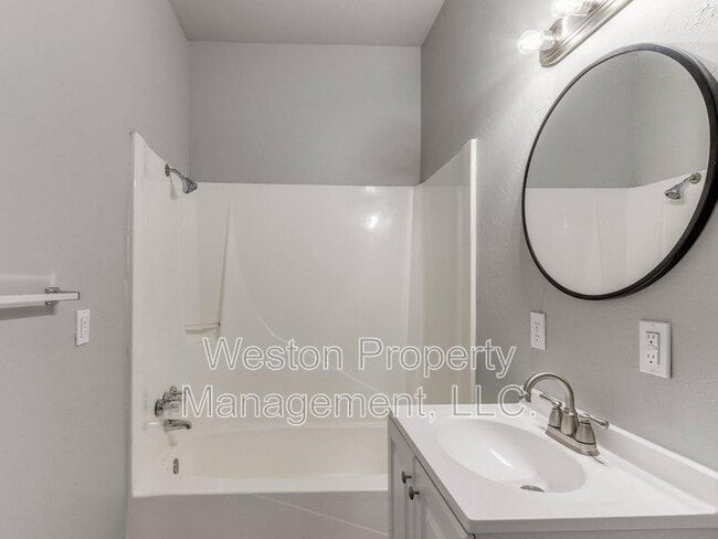 Building Photo - 721 N Louisa Ave