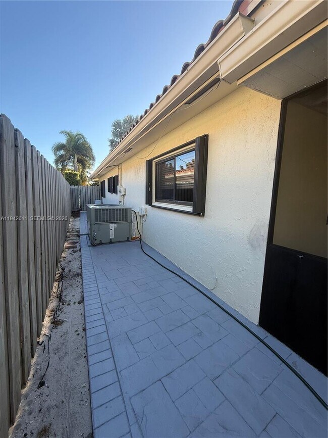 Building Photo - 1721 NE 48th Ct