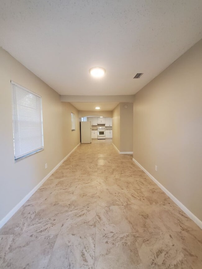 Building Photo - Cute & Cozy 2 Bedroom Cottage in Tampa $1550 Move in July 1 2026