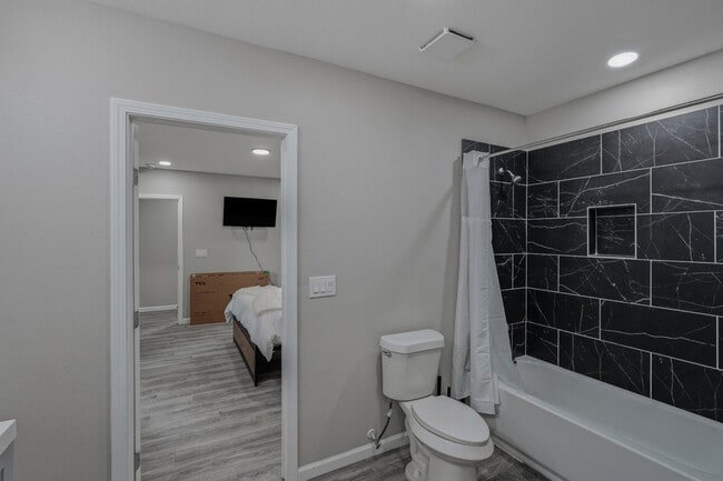 Building Photo - 2306 E Houston St