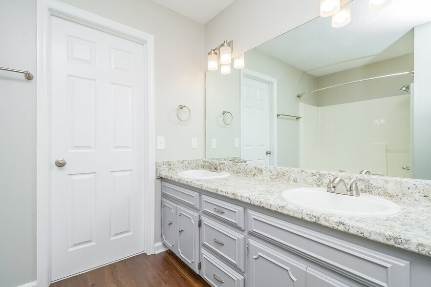 Building Photo - 606 Knollwood Dr