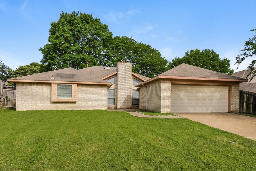 Building Photo - 544 De Soto Dr