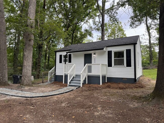 Building Photo - Charming Newly Renovated Home in Greensbor...