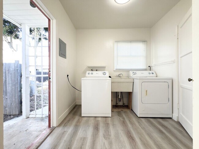 Building Photo - Coastal Charm Full of Upgrades!