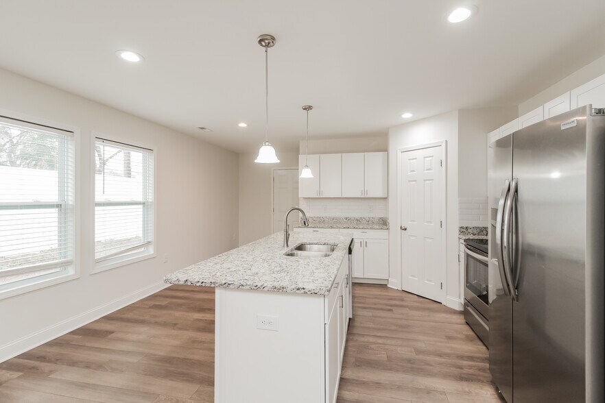 Building Photo - 36 Oak St