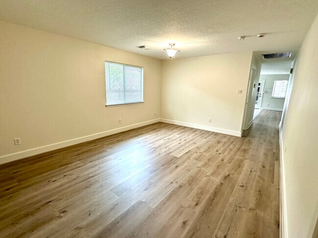 Building Photo - 3 bed 2 Bath in Sienna