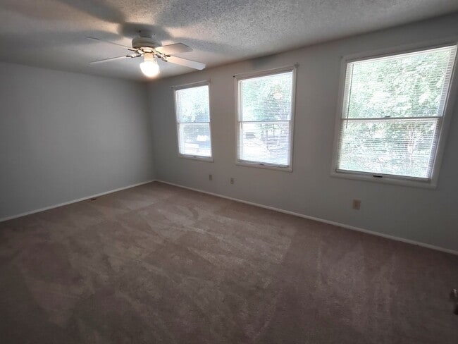 Building Photo - Beautiful Townhome located in Quail Hollow!