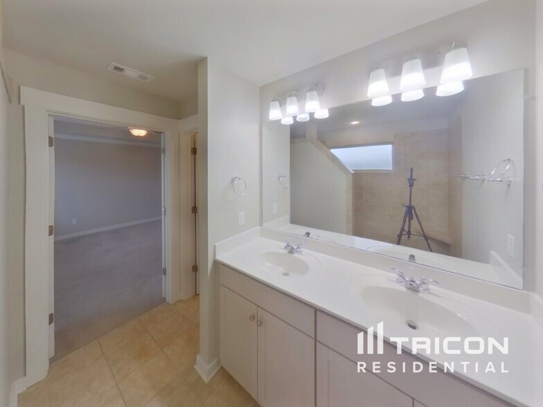 Building Photo - 4941 Kingdom Dr