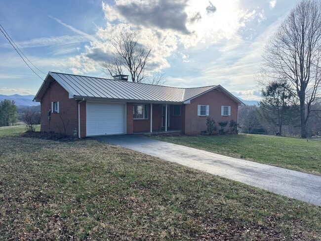 Building Photo - 31 Valley View Dr