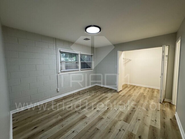 Building Photo - 2205 Hathaway Dr