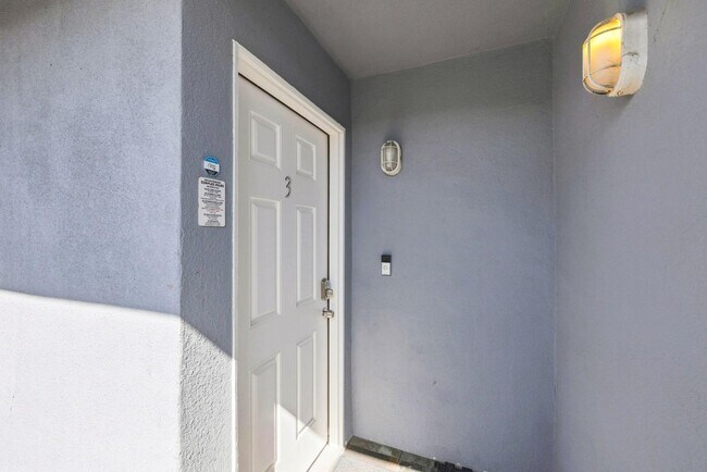 Building Photo - 829 San Fernando Pl