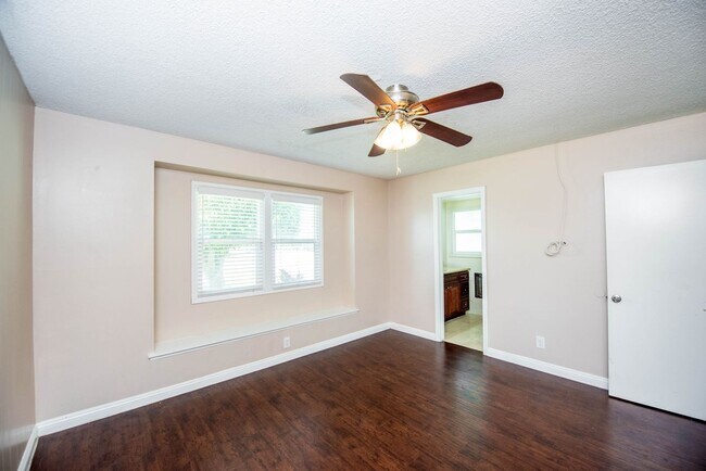 Building Photo - Single Family Stunner!